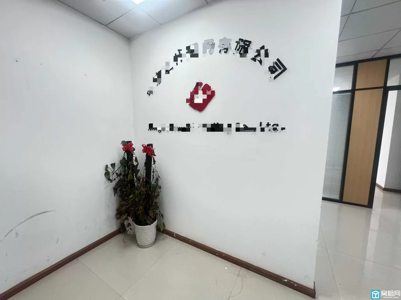 宁波南部商务区水街商务楼大象空间面积120平朝南，两个隔间，单价1.25