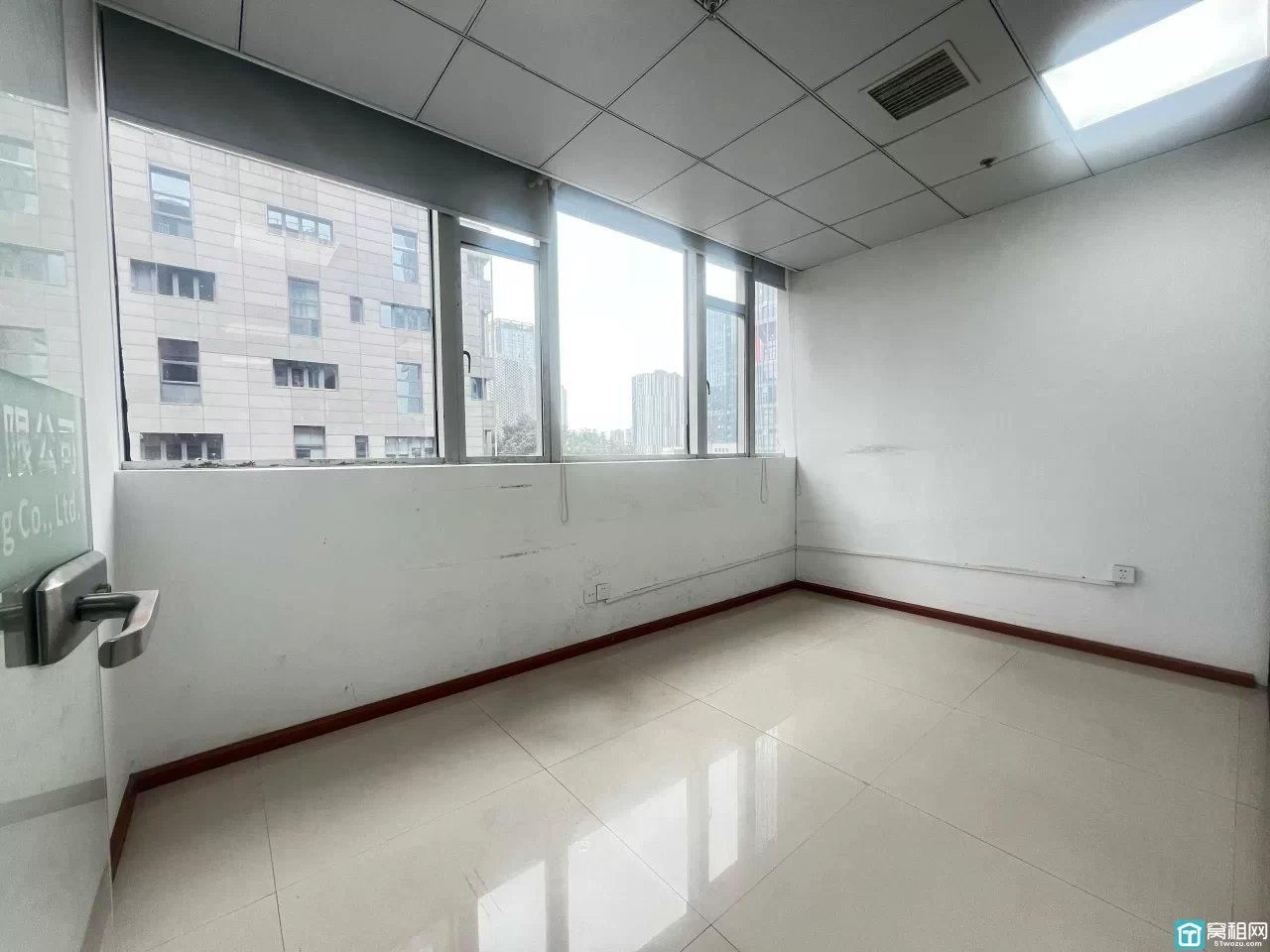 宁波南部商务区水街商务楼大象空间面积120平朝南，两个隔间，单价1.25