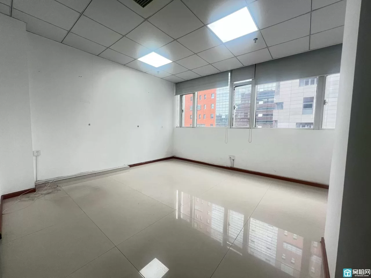 宁波南部商务区水街商务楼大象空间面积120平朝南，两个隔间，单价1.25