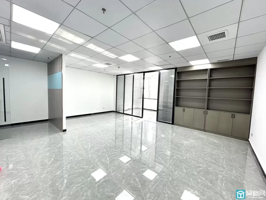 南部商务区丽景中心大厦92平方出租，租金4700元一月