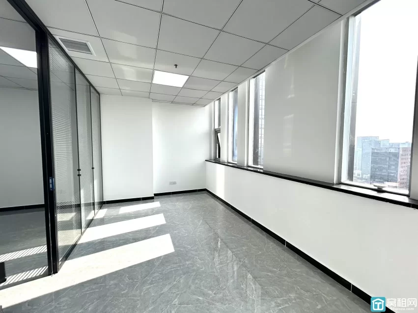 南部商务区丽景中心大厦92平方出租，租金4700元一月