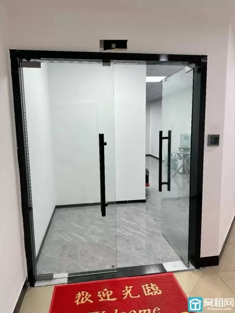 宁波海曙区CBD中心天一灵桥广场 161平 双面采光 ，精装修，四隔间出租