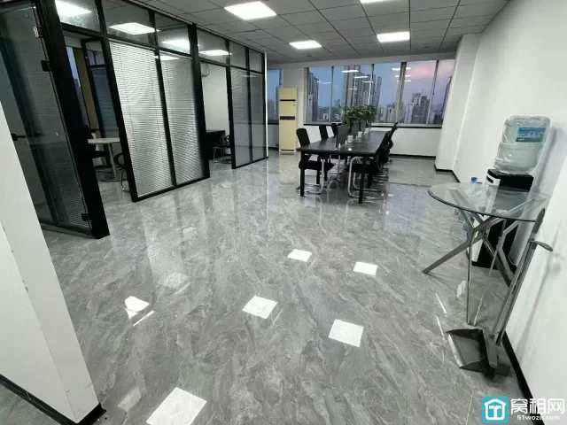 宁波海曙区CBD中心天一灵桥广场 161平 双面采光 ，精装修，四隔间出租