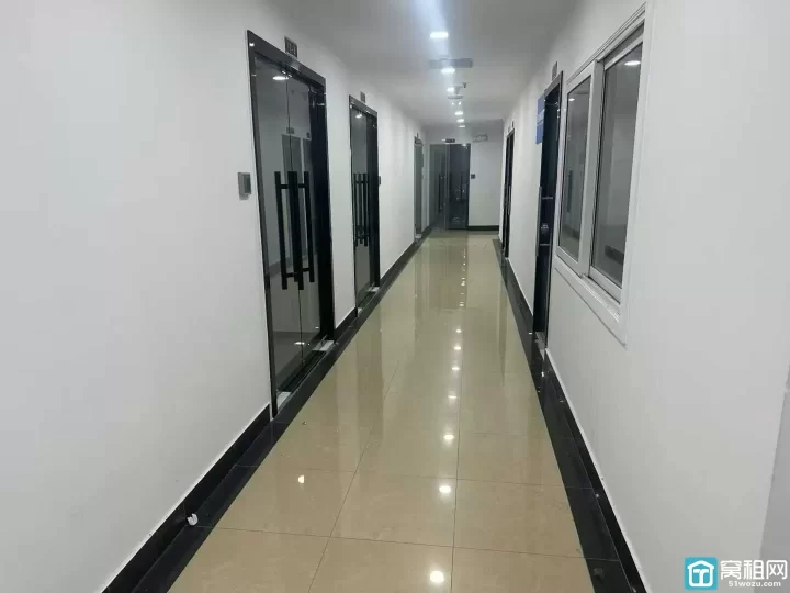 宁波海曙区CBD中心天一灵桥广场 161平 双面采光 ，精装修，四隔间出租