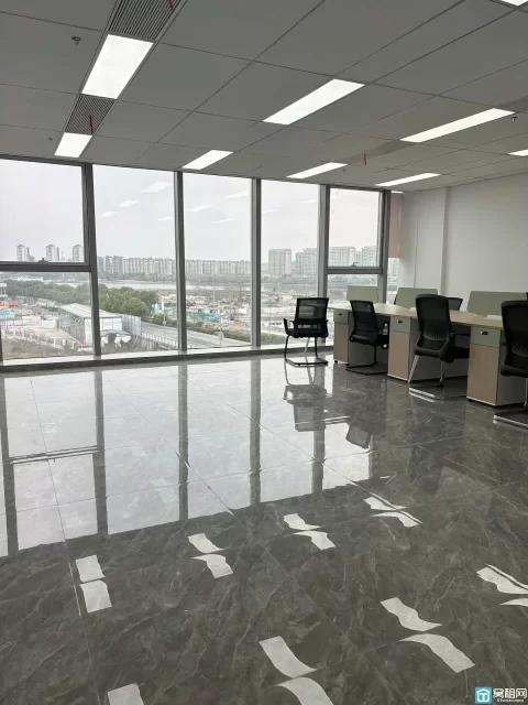 宁波江北区湾头星湖湾大厦100平写字楼出租，可看湖看江。可定制隔间