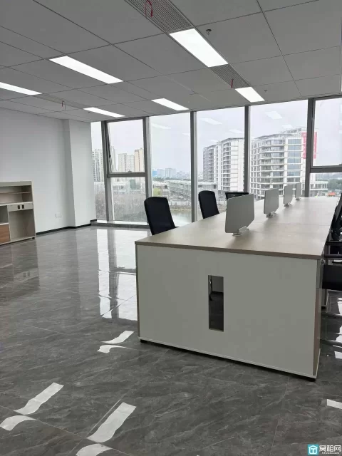 宁波江北区湾头星湖湾大厦100平写字楼出租，可看湖看江。可定制隔间