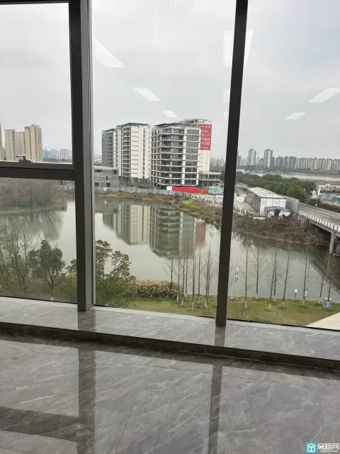 宁波江北区湾头星湖湾大厦100平写字楼出租，可看湖看江。可定制隔间