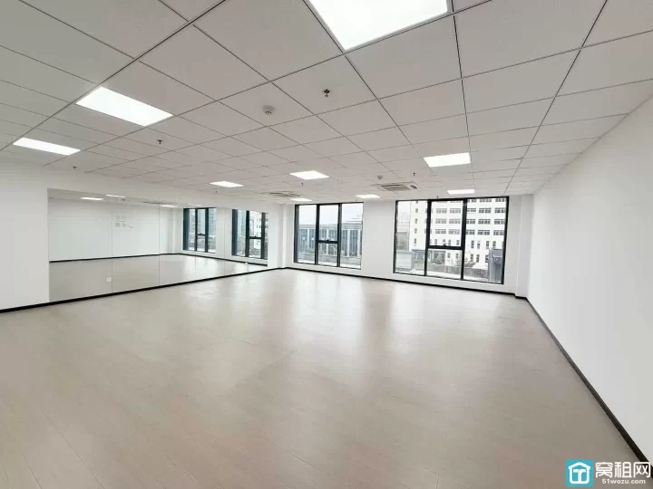 宁波鄞州区潘火中学对面和荣大厦111方办公室出租，年租金60200元，单价1.48