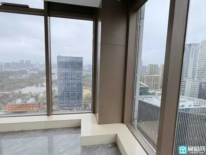 宁波商会大厦215平3隔间，高楼层落地大窗，视野开阔，空间亮堂