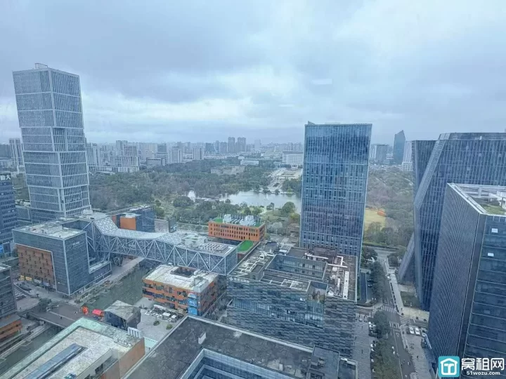 宁波商会大厦215平3隔间，高楼层落地大窗，视野开阔，空间亮堂