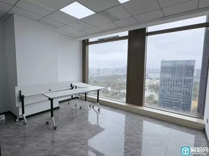 宁波商会大厦215平3隔间，高楼层落地大窗，视野开阔，空间亮堂