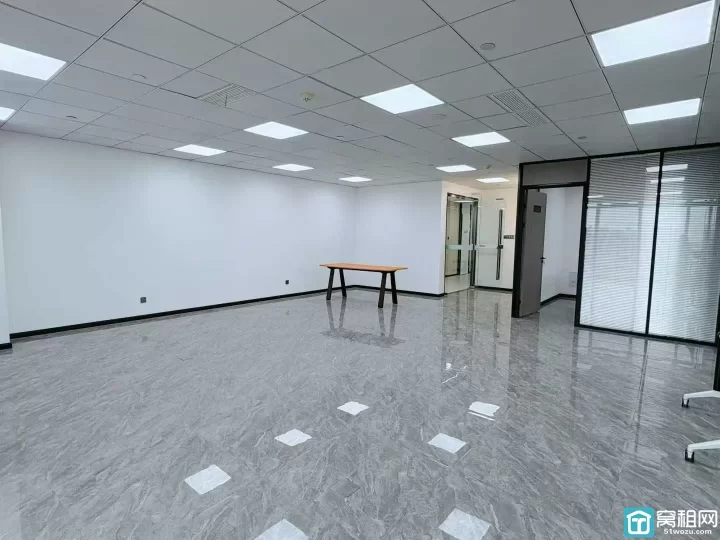 宁波商会大厦215平3隔间，高楼层落地大窗，视野开阔，空间亮堂