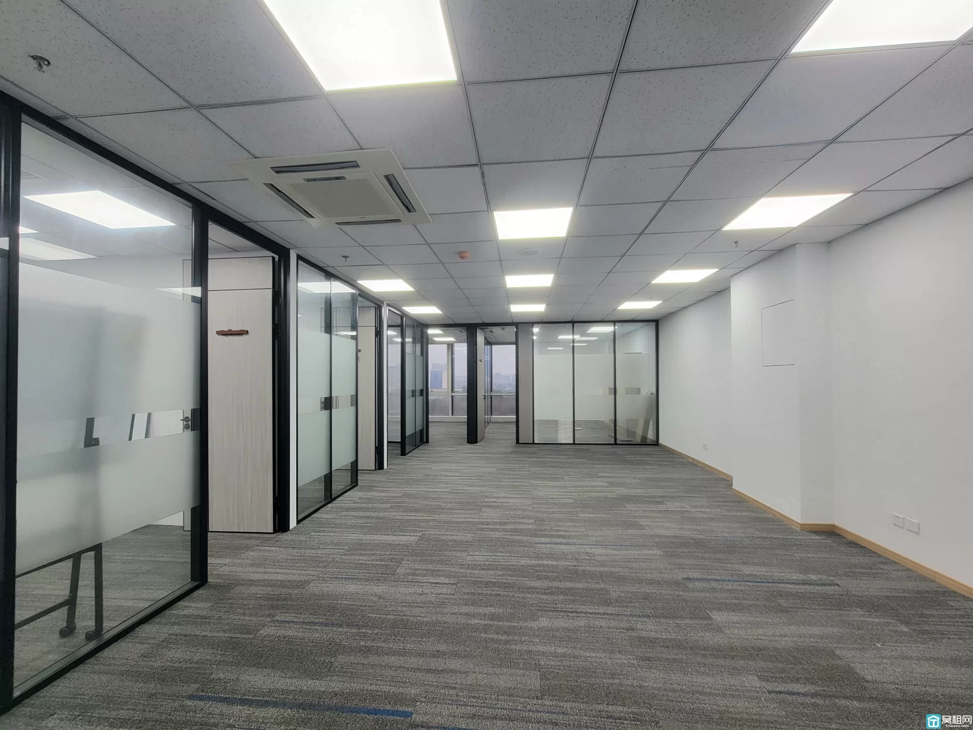 南部商务区•奥克斯大厦建筑面积：约205平朝向鄞州公园月租金：9300元/月