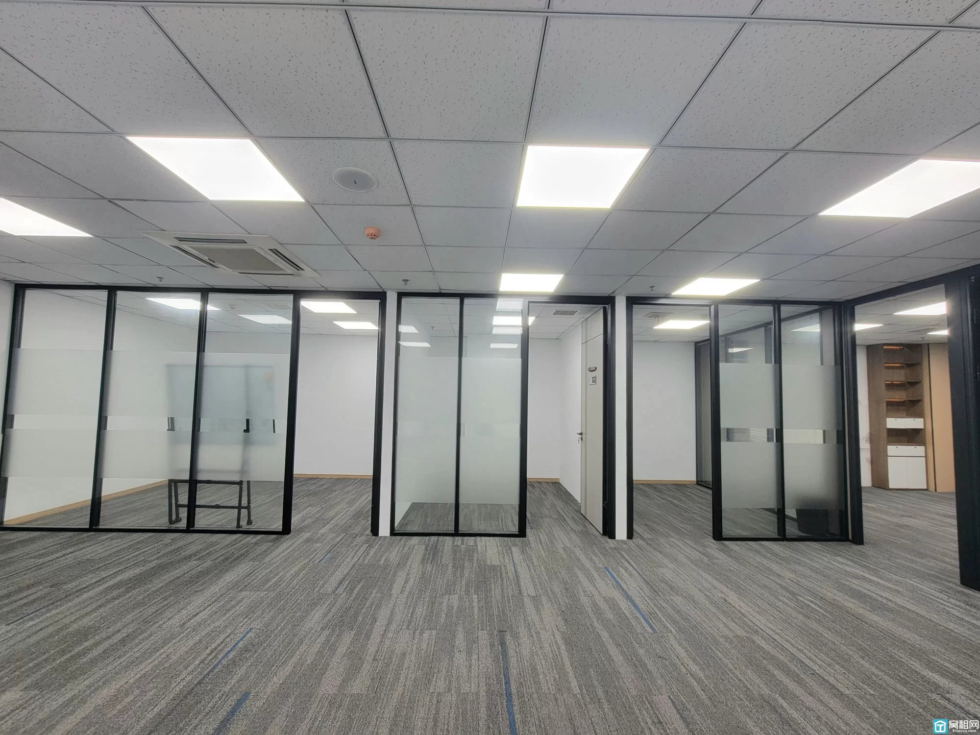 南部商务区•奥克斯大厦建筑面积：约205平朝向鄞州公园月租金：9300元/月