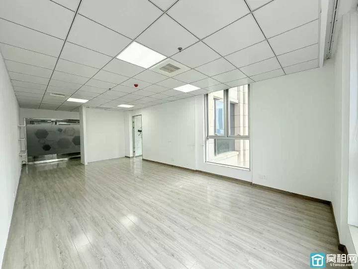 宁波高新区通途路商圈前程国际100平东南朝向，双面采光，价格4600元/月