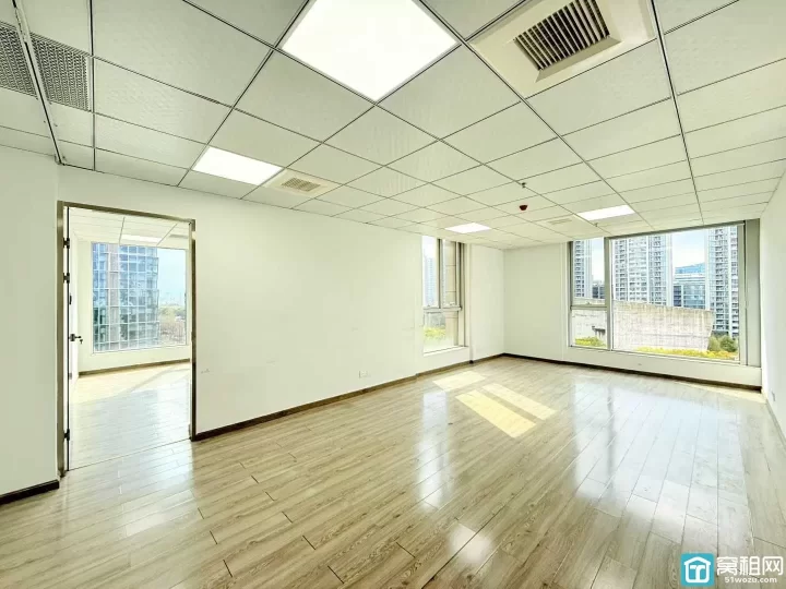 宁波高新区通途路商圈前程国际100平东南朝向，双面采光，价格4600元/月