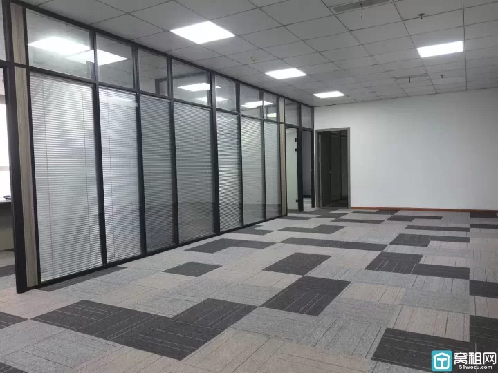 宁波鄞州万达旁写字楼出租慧和大厦电梯口，精装248平，朝南，带5隔间