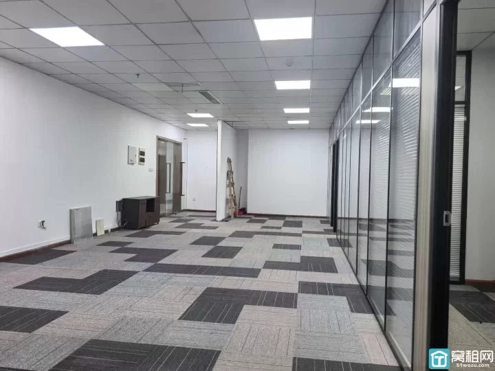 宁波鄞州万达旁写字楼出租慧和大厦电梯口，精装248平，朝南，带5隔间