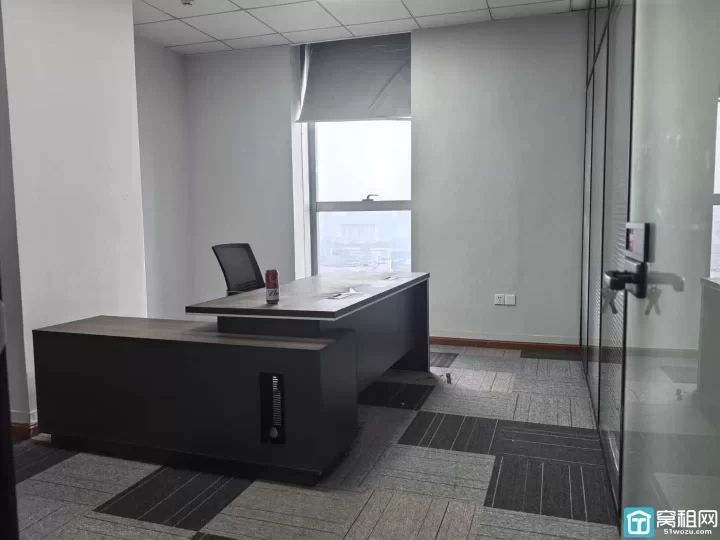 宁波鄞州万达旁写字楼出租慧和大厦电梯口，精装248平，朝南，带5隔间