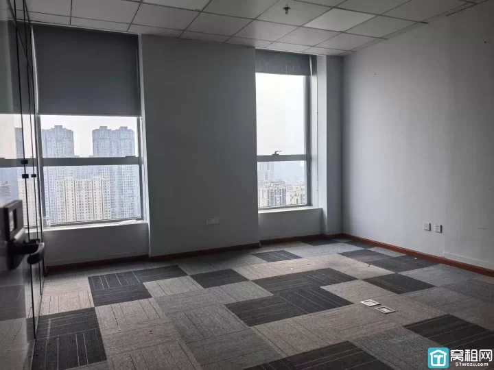 宁波鄞州万达旁写字楼出租慧和大厦电梯口，精装248平，朝南，带5隔间