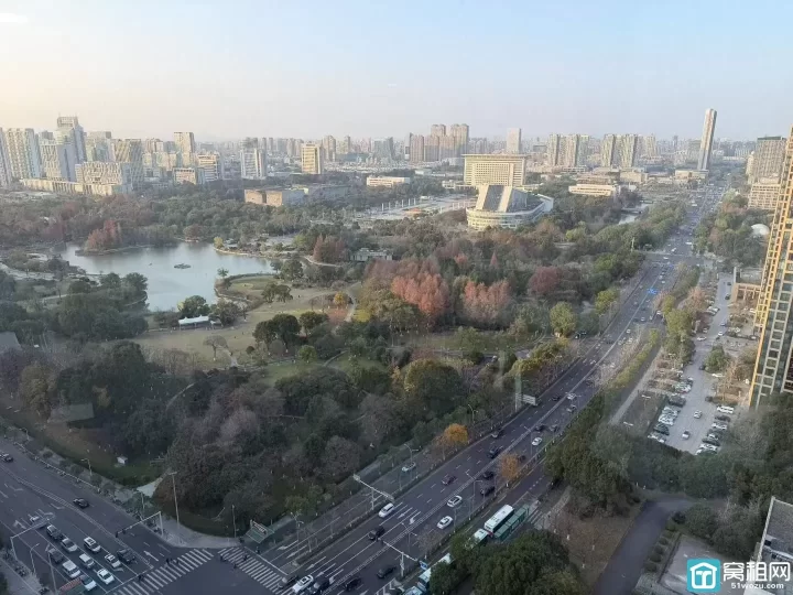 南部商务区 红巨大厦电梯口 125平方 两个隔间 带办公家具出租