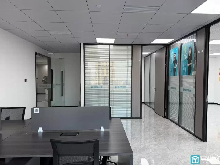 南部商务区 红巨大厦电梯口 125平方 两个隔间 带办公家具出租