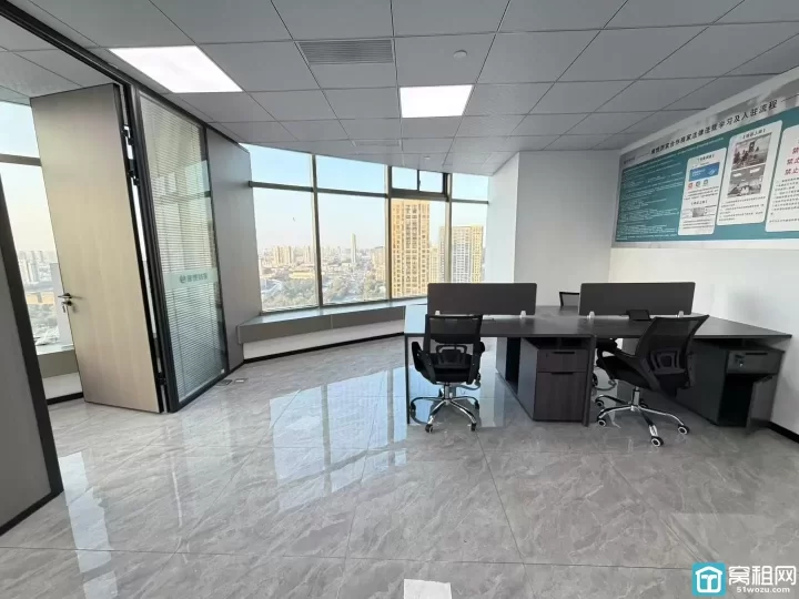 南部商务区 红巨大厦电梯口 125平方 两个隔间 带办公家具出租