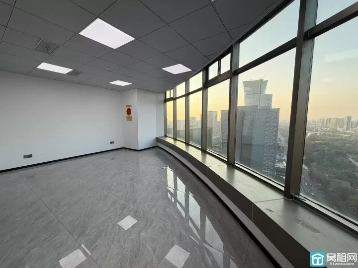 南部商务区 红巨大厦电梯口 125平方 两个隔间 带办公家具出租