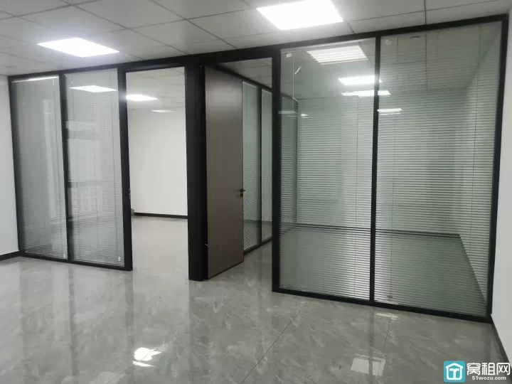 鄞州区地铁口乐橙会158平方朝南精装修，3个隔间，风水很好，客户都扩大