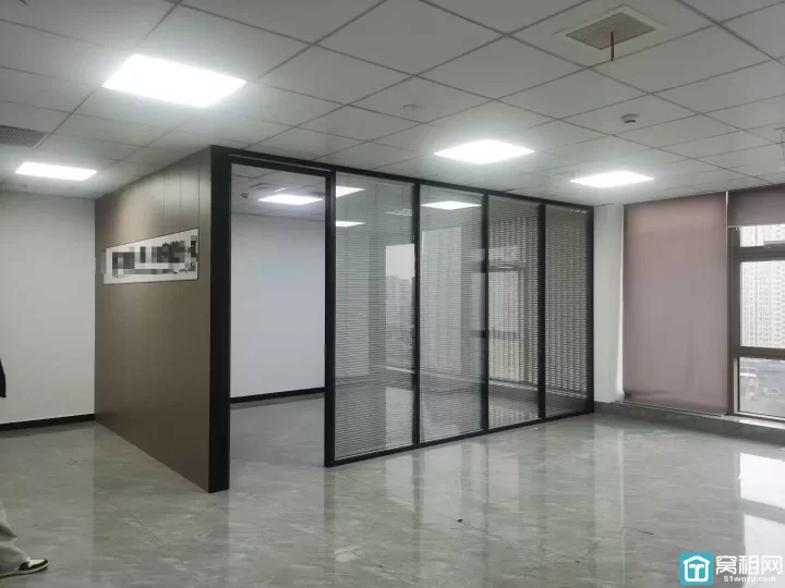 鄞州区地铁口乐橙会158平方朝南精装修，3个隔间，风水很好，客户都扩大