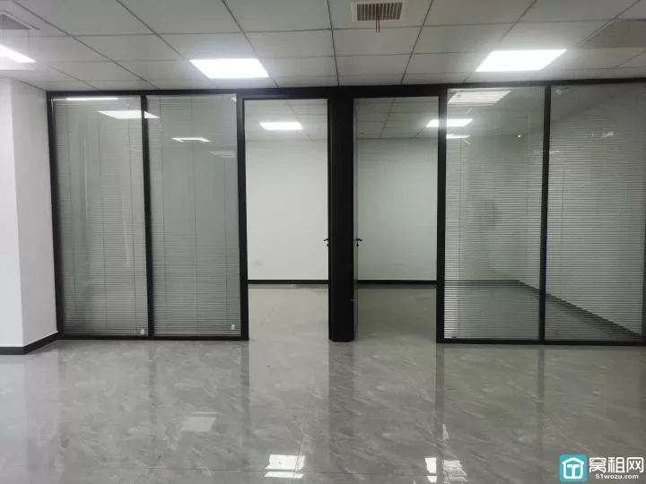 鄞州区地铁口乐橙会158平方朝南精装修，3个隔间，风水很好，客户都扩大