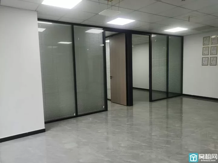 鄞州区地铁口乐橙会158平方朝南精装修，3个隔间，风水很好，客户都扩大