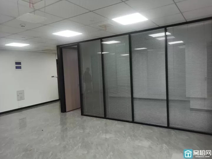 鄞州区地铁口乐橙会158平方朝南精装修，3个隔间，风水很好，客户都扩大