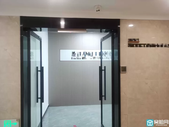 鄞州区地铁口乐橙会158平方朝南精装修，3个隔间，风水很好，客户都扩大