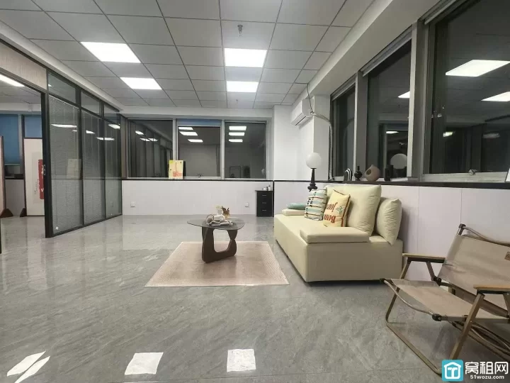 海曙区天一商圈药行街都市仁和大厦105平，2隔间，双面采光，带家具