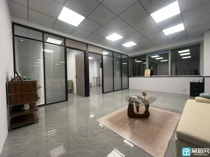 海曙区天一商圈药行街都市仁和大厦105平，2隔间，双面采光，带家具