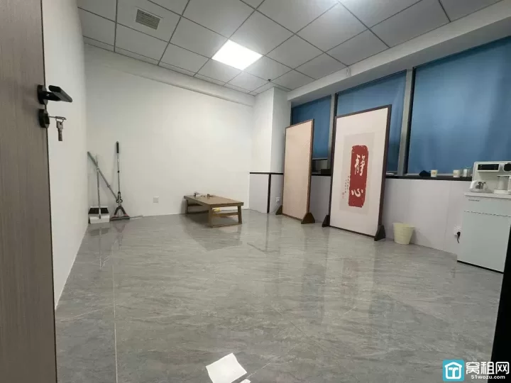 海曙区天一商圈药行街都市仁和大厦105平，2隔间，双面采光，带家具