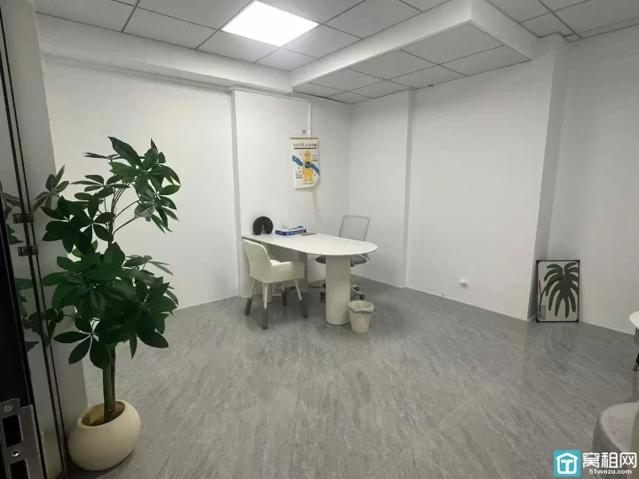 海曙区天一商圈药行街都市仁和大厦105平，2隔间，双面采光，带家具