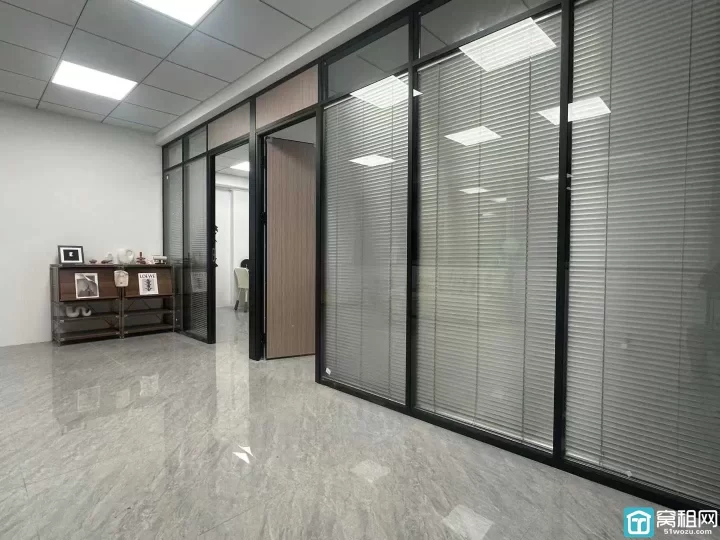 海曙区天一商圈药行街都市仁和大厦105平，2隔间，双面采光，带家具