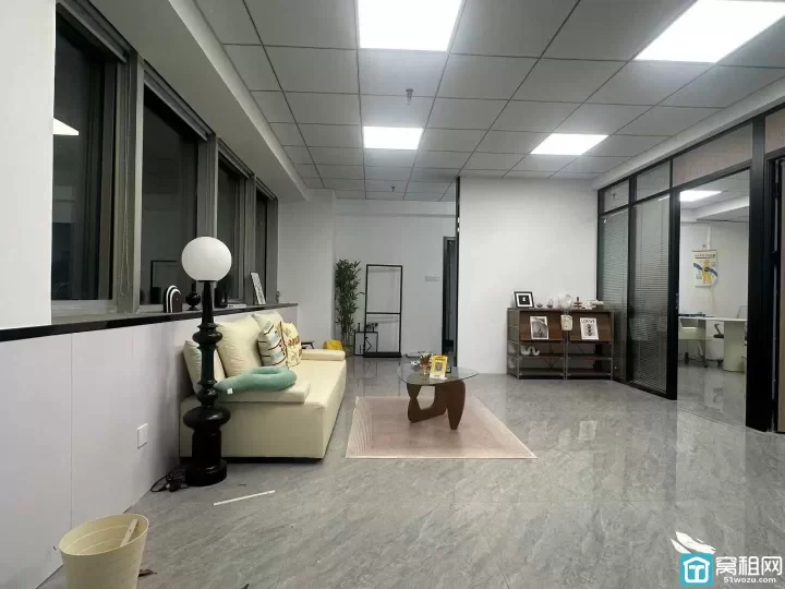 海曙区天一商圈药行街都市仁和大厦105平，2隔间，双面采光，带家具