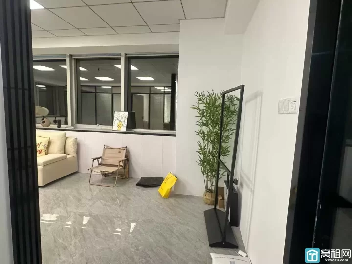 海曙区天一商圈药行街都市仁和大厦105平，2隔间，双面采光，带家具