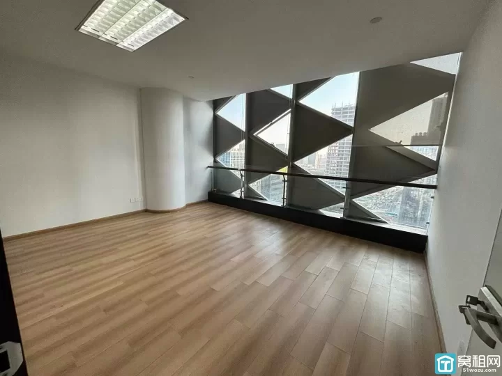 南部商务区南洋大厦82平 精装带隔间 朝南 户型方正 底价1块/平米/天 出租