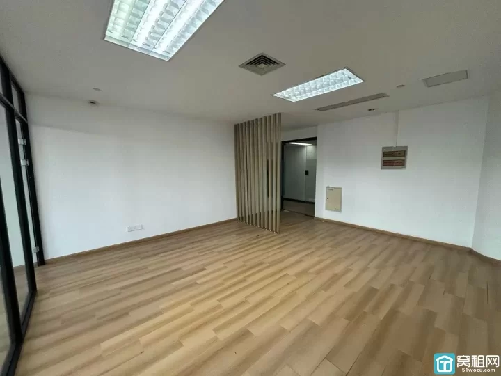 南部商务区南洋大厦82平 精装带隔间 朝南 户型方正 底价1块/平米/天 出租