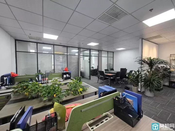 鄞州区慧和大厦办公室130平精装2个隔间，朝南带家具出租
