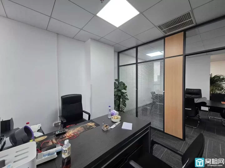 鄞州区慧和大厦办公室130平精装2个隔间，朝南带家具出租