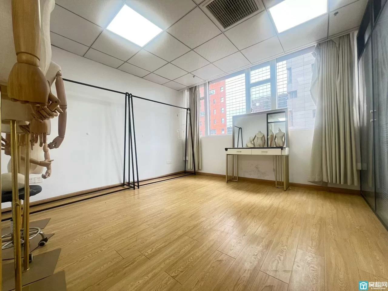 宁波南部商务区水街5号楼办公室出租120平朝南，两个隔间，单价只要1.25