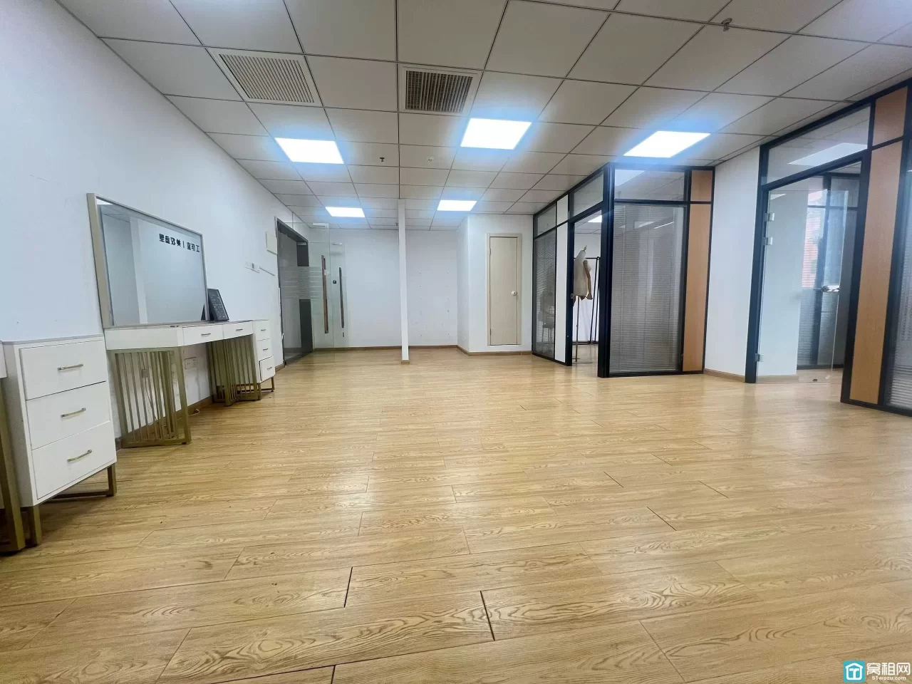 宁波南部商务区水街5号楼办公室出租120平朝南，两个隔间，单价只要1.25