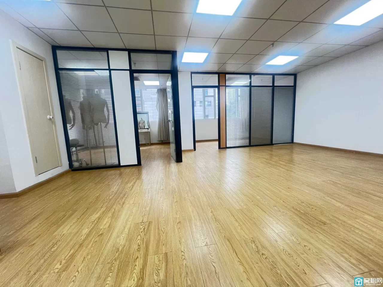 宁波南部商务区水街5号楼办公室出租120平朝南，两个隔间，单价只要1.25