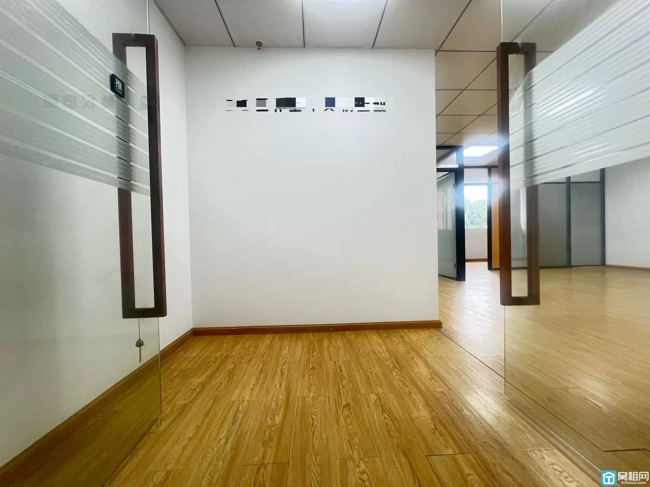 宁波南部商务区水街5号楼办公室出租120平朝南，两个隔间，单价只要1.25