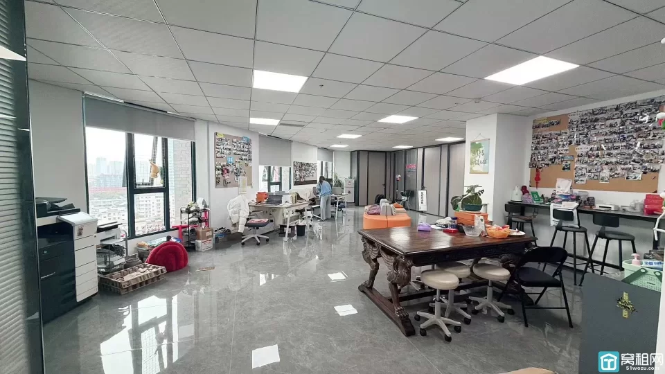 宁波市海曙区 银亿时代广场大厦出租 地铁二号线出口 300平 全新精装修